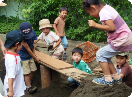 橋と砂遊び