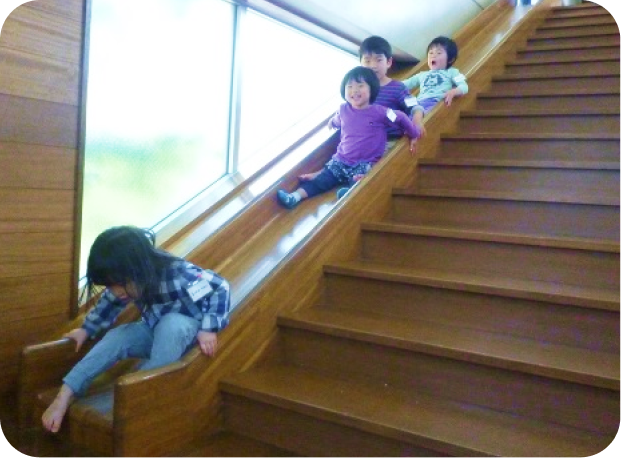 滑り台をする様子